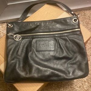 Woman’s shoulder bag by: COACH poppy